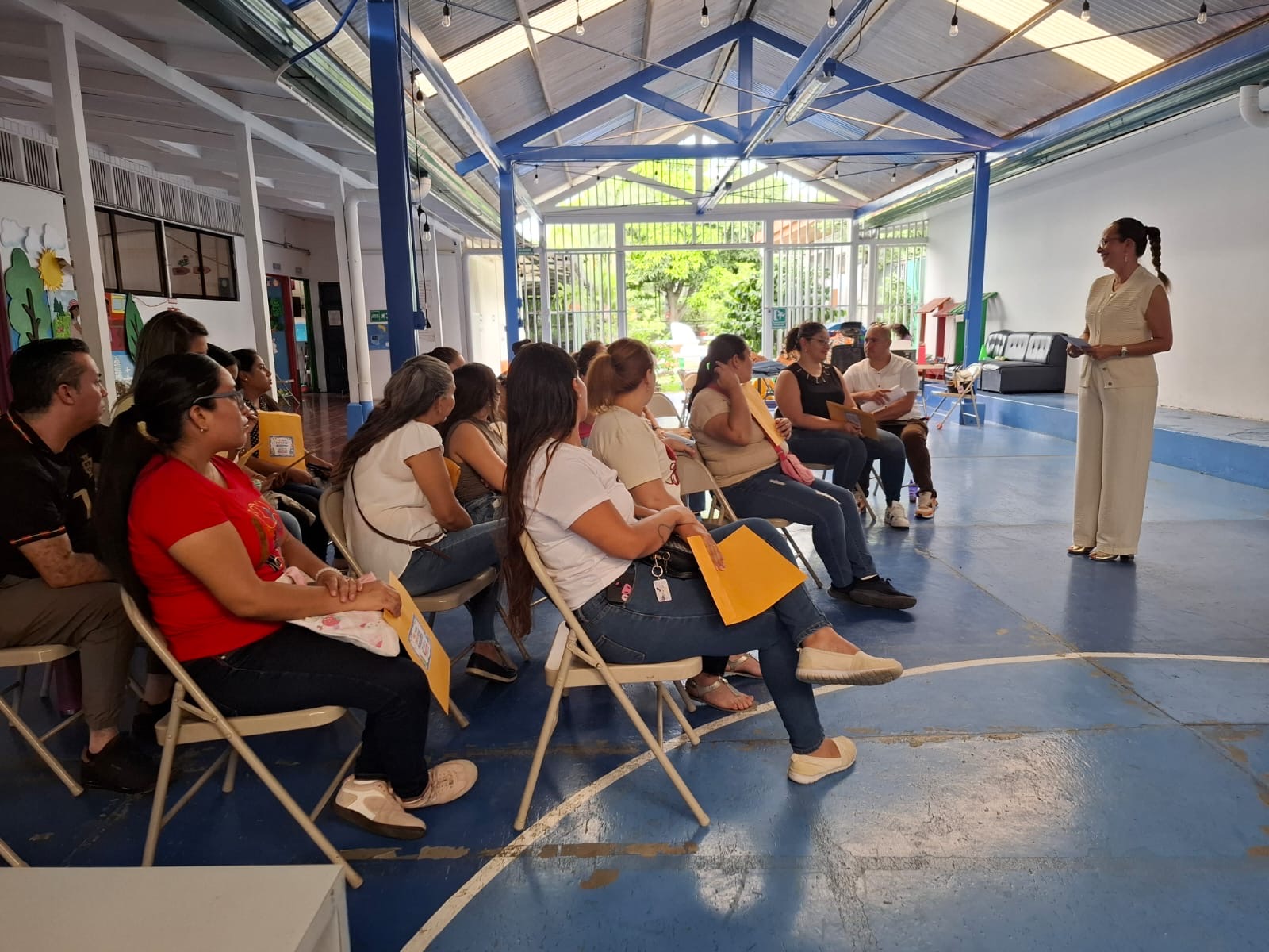 Grupo de participantes escuchando la charla